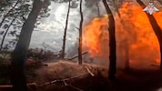 Eine 152-mm-Kanonenhaubitze des russischen Heeres, Giazint-B, beschießt ukrainische Stellungen in Cherson. (Bild: AP/AP ( via APA) Austria Presse Agentur)