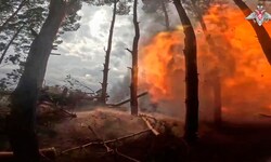 Eine 152-mm-Kanonenhaubitze des russischen Heeres, Giazint-B, beschießt ukrainische Stellungen ...