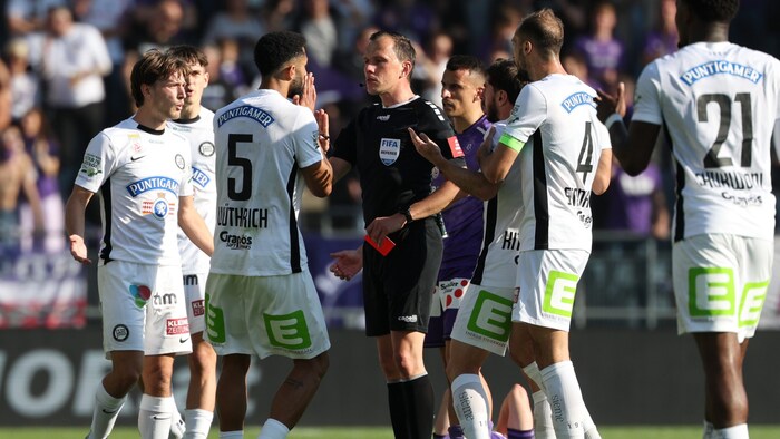 Sturms Spieler belagern Referee Gishamer.
