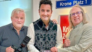 Nagelneue CD: Lauser-Chef Andreas Hinker mit „Krone“-Fotograf Franz Crepaz (links) und ...