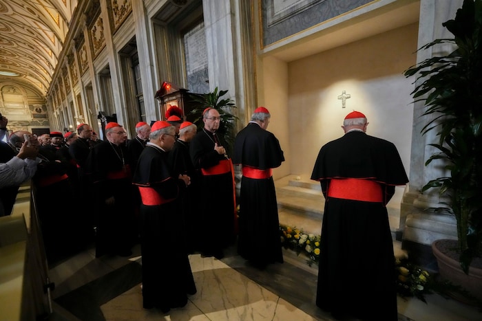Kardinäle am Grab von Papst Franziskus