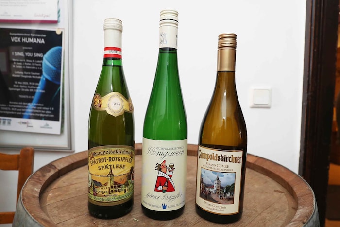 Der Jahrgang 1956, der edle Königswein und der frische elegante 2023er schlummern einträchtig ...
