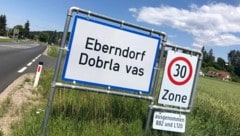 In Eberndorf sollen fünf kleine Ortsbezeichnungstafeln zweisprachig werden. (Bild: Evelyn Hronek)