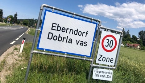 In Eberndorf sollen fünf kleine Ortsbezeichnungstafeln zweisprachig werden. (Bild: Evelyn Hronek)
