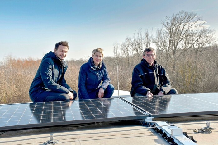 Die PV-Paneele befinden sich auf dem großen Dach des Haupthauses beim Eingang. Die ...