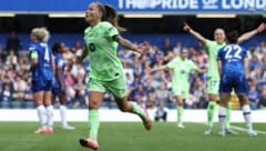 Freude bei den Damen von Barcelona, keine Freude bei jenen von Chelsea (Bild: AFP/DARREN STAPLES)