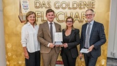 Alle Jahre wieder: Elfi Schenkel (li.) und Thomas Wolfsegger (re.) bei der Preisübergabe an die Familie Sattler. (Bild: zVg)
