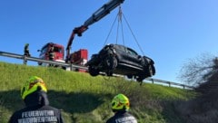 Von der Straße aus war das Unfallauto nicht zu sehen gewesen. Es kam erst knapp 100 Meter weit entfernt zum Stillstand, seitlich liegend.  (Bild: Freiwillige Feuerwehr Waidhofen/Thaya)
