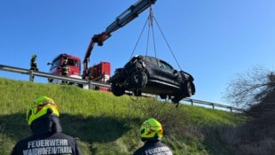 Von der Straße aus war das Unfallauto nicht zu sehen gewesen. Es kam erst knapp 100 Meter weit entfernt zum Stillstand, seitlich liegend.  (Bild: Freiwillige Feuerwehr Waidhofen/Thaya)