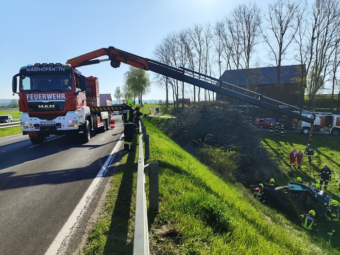Der Bergearm des großen Kranwagens der FF Waidhofen musste auf volle Bergungslänge ausgefahren werden.