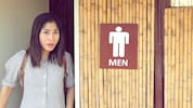 Eine Transgender-Frau verlässt empört die Männer-Toilette. (Bild: huawoon - stock.adobe.com)
