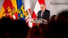Bestseller-Autor Sir Christopher Clark hielt zum Staatsakt anlässlich der Wiedererrichtung der Republik vor 80 Jahren eine Festrede in der Hofburg. Der Historiker sprach von einer „enormen Unsicherheit“ – ausgelöst von der zeitgenössischen Politik. (Bild: CARINA KARLOVITS)