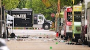 Die Spurensicherung und die Polizei untersuchen den Tatort. (Bild: AP/Lindsey Wasson)