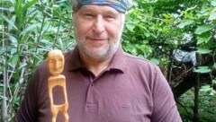 Zu jeder seiner Holzschnitz-FIguren hat der Künstler eine Hintergrundstory parat (www.kunstpoint.com).   (Bild: Michael Bübl)