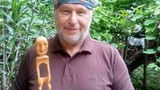 Zu jeder seiner Holzschnitz-FIguren hat der Künstler eine Hintergrundstory parat ...