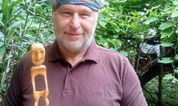 Zu jeder seiner Holzschnitz-FIguren hat der Künstler eine Hintergrundstory parat ...