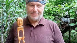Zu jeder seiner Holzschnitz-FIguren hat der Künstler eine Hintergrundstory parat ...