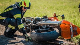 Feuerwehrleute bargen das Motorrad und banden auslaufende Flüssigkeiten.