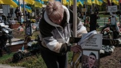 Eine Mutter besucht das Grab ihres Sohnes, eines im Kampf gefallenen ukrainischen Soldaten, auf einem Friedhof in Kramatorsk, Region Donezk. (Bild: EPA/MARIA SENOVILLA)