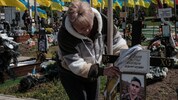 Eine Mutter besucht das Grab ihres Sohnes, eines im Kampf gefallenen ukrainischen Soldaten, auf einem Friedhof in Kramatorsk, Region Donezk. (Bild: EPA/MARIA SENOVILLA)