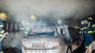 Der VW Golf brannte komplett aus.