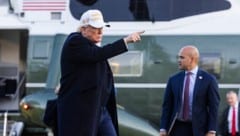 Donald Trump erhöht den Druck auf Wladimir Putin. (Bild: EPA/JIM LO SCALZO/POOL)