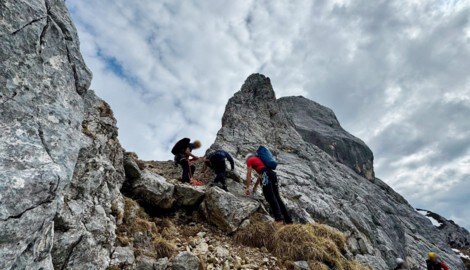 Mitglieder der Bergrettung Kramsach mussten ausrücken und das Duo zurück auf sicheren Boden bringen. (Bild: ZOOM Tirol)