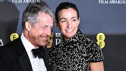Hugh Grant mit Ehefrau Anna Elisabet Eberstein im Februar 2025