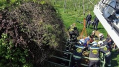 Die Einsatzkräfte konnten das verletzte Mädchen bergen. (Bild: Berufsfeuerwehr Wien)