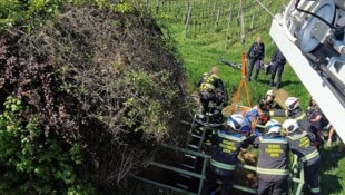 Die Einsatzkräfte konnten das verletzte Mädchen bergen. (Bild: Berufsfeuerwehr Wien)