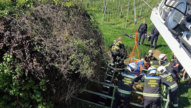 Die Einsatzkräfte konnten das verletzte Mädchen bergen.
