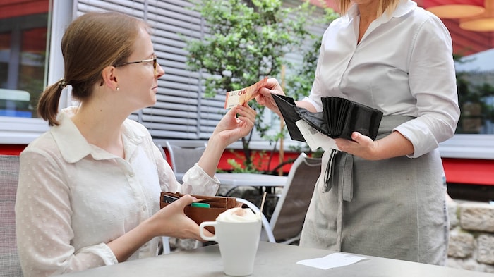 Fast neun von zehn Österreicherinnen und Österreicher geben Trinkgeld in der Gastronomie.