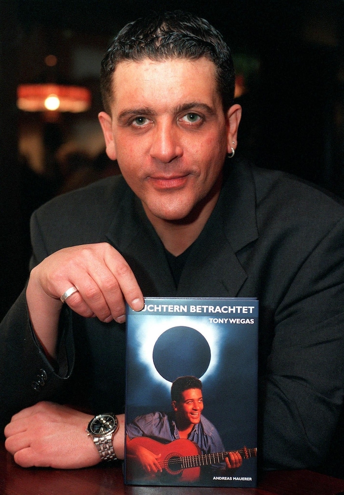 Tony Wegas während der Präsentation seines Buches „Nüchtern betrachtet“ im Jahr 1999.