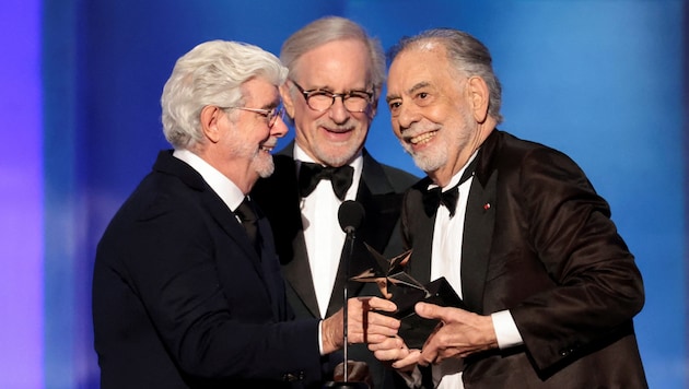 Francis Ford Coppola (r.), George Lucas (l.) und Steven Spielberg am 27. April 2025 im Dolby Theatre in Los Angeles. (Bild: Mario Anzuoni / REUTERS / picturedesk.com)