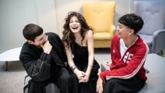 Den Schalk im Nacken: Beim gemeinsamen Interview hatten Abor & Tynna und JJ sehr viel zu lachen. (Bild: Felicia Lu Kürbiß)
