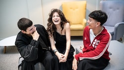 Den Schalk im Nacken: Beim gemeinsamen Interview hatten Abor & Tynna und JJ sehr viel zu lachen. (Bild: Felicia Lu Kürbiß)