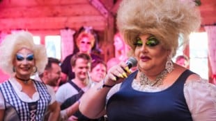 „Frau Edith“ sorgte bei ihrer Show in der Donaualm, die am Sonntag zur „Flamingo Alm“ wurde, für mächtig Stimmung. (Bild: Horst Einöder/Flashpictures)