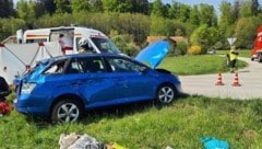 Das Fahrzeug der Flachgauerin wurde stark beschädigt. (Bild: FF Seekirchen )