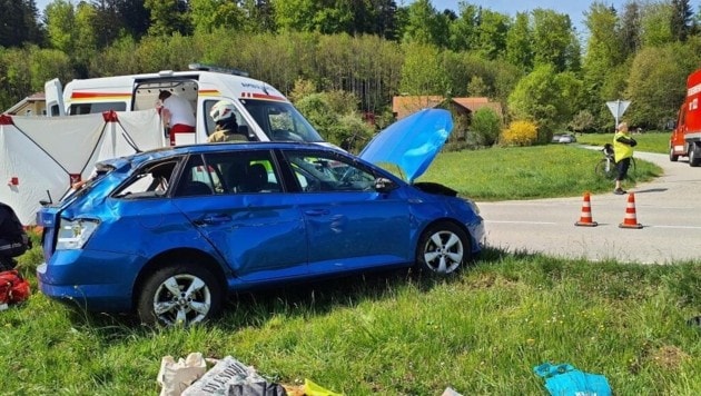 Das Fahrzeug der Flachgauerin wurde stark beschädigt. (Bild: FF Seekirchen )