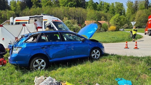 Das Fahrzeug der Flachgauerin wurde stark beschädigt. (Bild: FF Seekirchen )