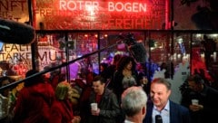 Auch Bundesparteichef Andreas Babler war am Sonntagabend bei der SPÖ-Wahlparty in Ottakring in Feierlaune. (Bild: APA/MAX SLOVENCIK)
