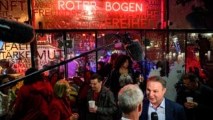 Auch Bundesparteichef Andreas Babler war am Sonntagabend bei der SPÖ-Wahlparty in Ottakring in Feierlaune. (Bild: APA/MAX SLOVENCIK)