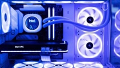 Intel dominiert den Markt für PC-Prozessoren, schwächelt aber bei KI-Chips für Supercomputer und Stromspar-Prozessoren für Smartphone & Co. Bei KI-Chips ist Nvidia führend, bei Mobilprozessoren ARM. (Bild: AFP/BRENDAN SMIALOWSKI)