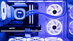 Bei PC-Prozessoren gräbt der kleinere Rivale AMD Intel Marktanteile ab und auch ARM-Chips, wie ...