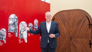 Bürgermeister Thomas Steiner kennt die neue Stadtvilla bereits. (Bild: Peter Opitz)
