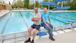 Hannes Perstling (links) und Lukas Bonstingl haben als Bademeister in Stainz alles unter Kontrolle. (Bild: Jauschowetz Christian)