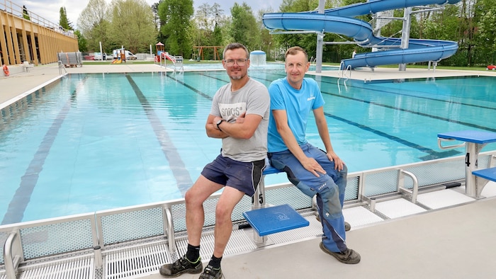 Die Stainzer Bademeister Hannes Perstling (li.) und Lukas Bonstingl hoffen in ihrem neu ...