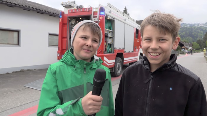 Die beiden jungen Helfer griffen entschlossen ein.