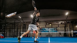 Moritz Eiersebner (beim Aufschlag) entthronte mit Rainhard Boisits bei den Padel-Staatsmeisterschaften im Padeldome Süßenbrunn die Seriensieger Christoph Krenn und David Alten. (Bild: Austrian Padel Union/Florian Rogner)