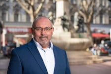 Peter Jagsch (54) von der SPÖ steht seit 2022 Hernals vor.   (Bild: BV17)